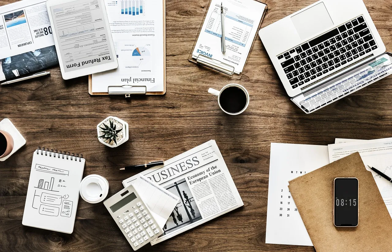 Logistiek kantoor met planningsdashboard en warehouse