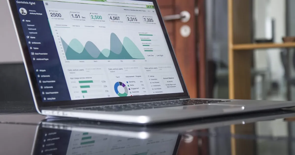 Laptop met grafieken en datavisualisatie