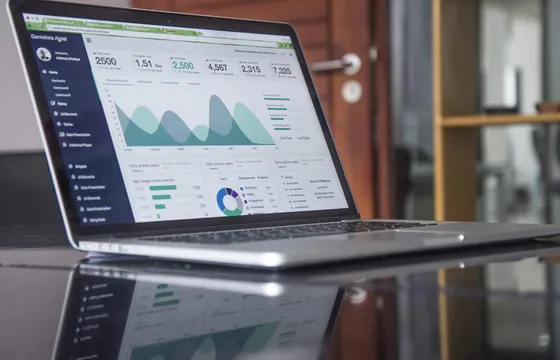 Laptop met grafieken en datavisualisatie