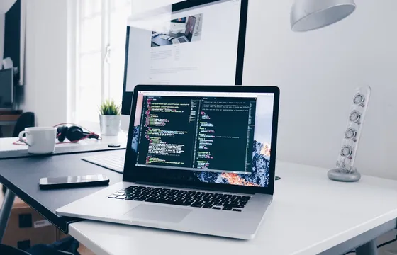 Laptop op een bureau met code of documenten op het scherm