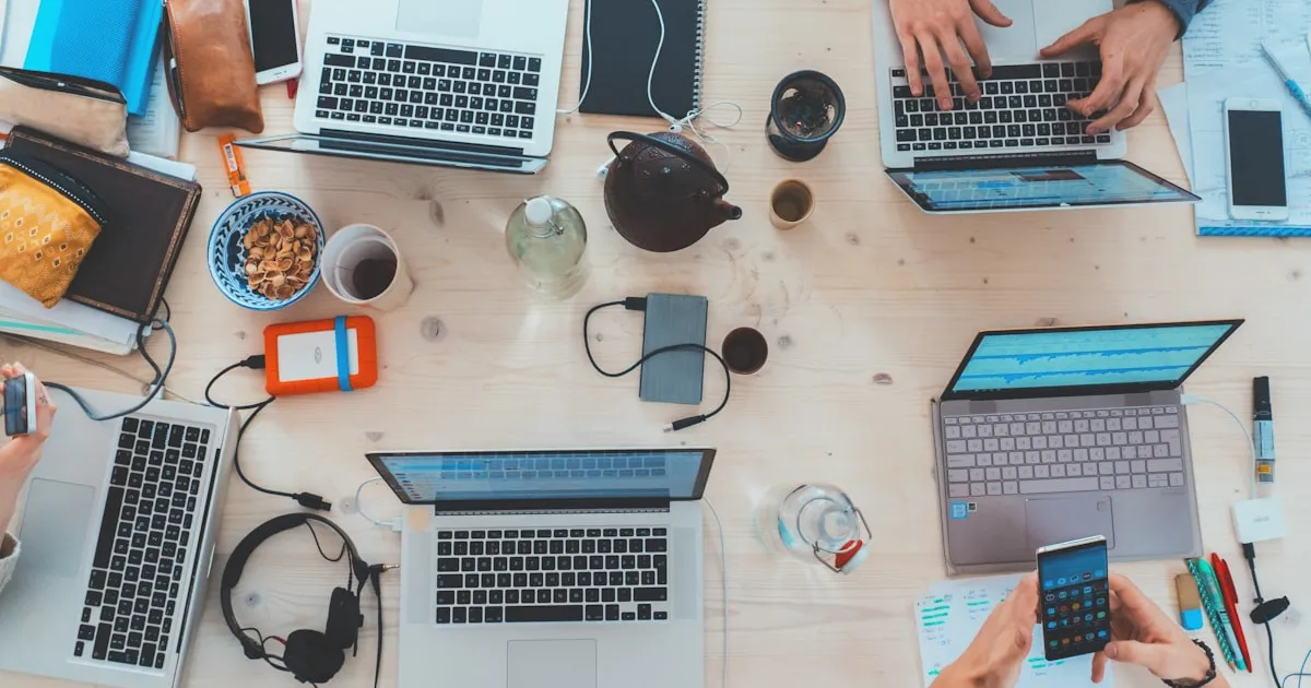 Mensen die samen aan tafel met laptops werken