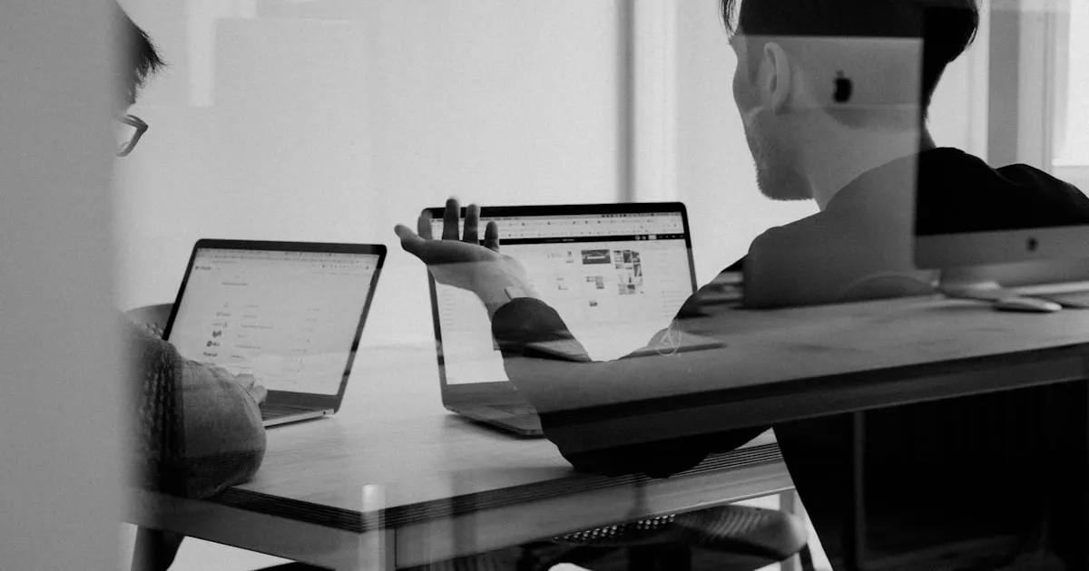 Collega's in overleg aan een tafel met laptops