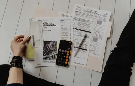 Spreadsheet en administratie op een bureau, van papier naar digitaal