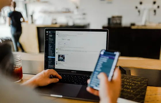 Persoon die op een smartphone beveiligingsinstellingen gebruikt