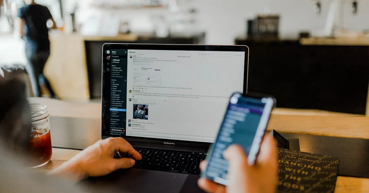 Persoon die op een smartphone beveiligingsinstellingen gebruikt